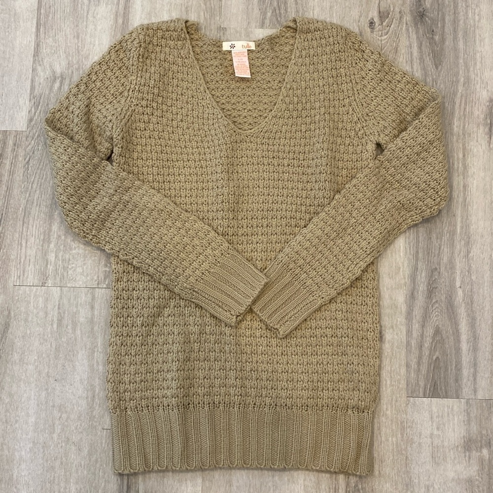 Tulle vneck sweater size L NWOT